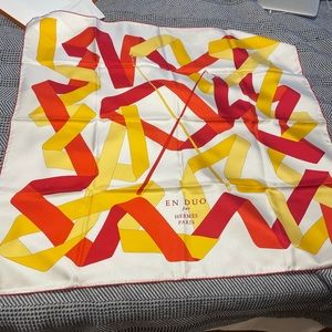 Hermes en duo silk scarf in original packaging